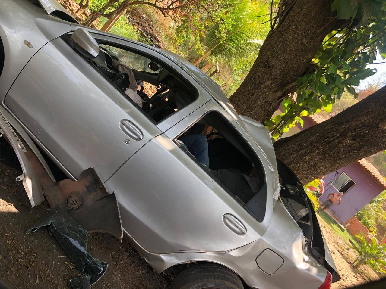 Veículo do Bob Freitas colide com árvore na PI-113